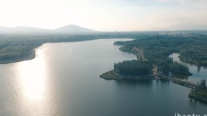 自然大气湖泊河流水库风力发电远山航拍视频