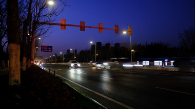 夜晚公路车流下班晚高峰车站户外人流延时