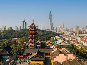 蓝色大气南京紫峰大厦与古鸡鸣寺同框摄影图