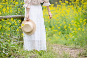 春天油菜花开春分美女背景