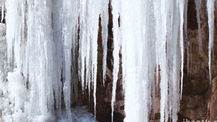 春天治愈震撼阳光下的冰瀑冰挂晶莹剔透造型