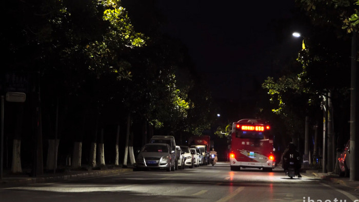 孤独氛围城市街道夜景路灯公交车4K实拍