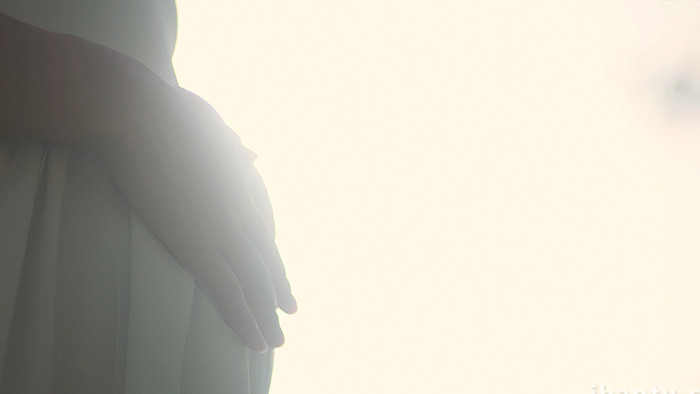逆光拍摄孕妇手抚摸肚子孩子视频素材4K