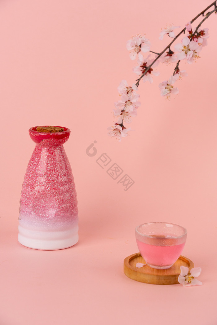 桃花酒酒瓶和酒杯图片