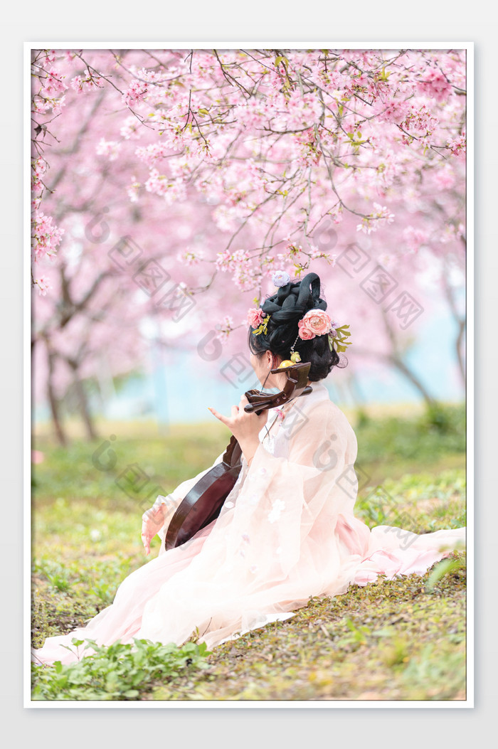 樱花树下穿汉服的姑娘图片图片