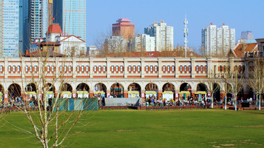 城市地标建筑天津五大道民园广场体育场人流