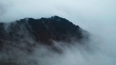 自然风光雨雾缭绕的山峰航拍