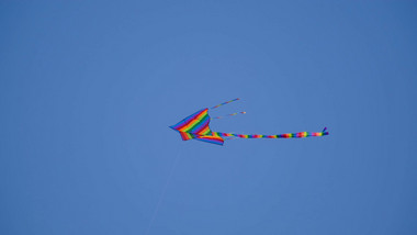 天空中风筝飞翔放风筝春天出游特写实拍素材