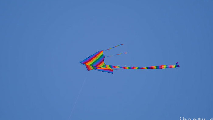 天空中风筝飞翔放风筝春天出游特写实拍素材
