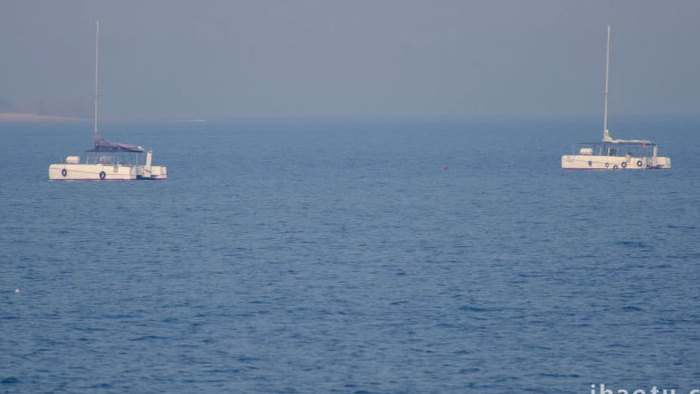 海洋海面上的帆船白色帆船游艇交通工具实拍