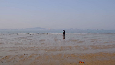 海边散步沙滩海水漫步沙滩自然海洋实拍