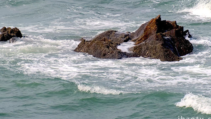 自然海洋海景海面海浪拍打礁石实拍素材