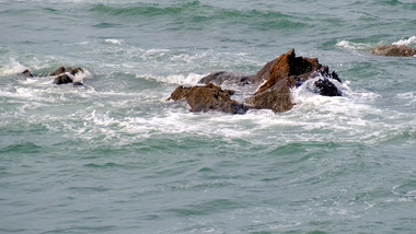 自然海洋海景海面海浪拍打礁石实拍素材