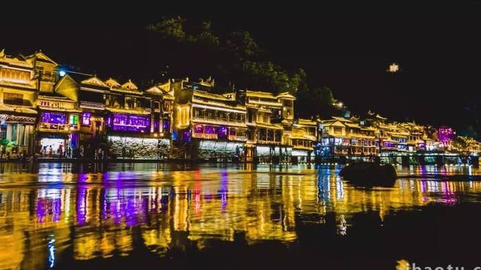 大气湖南湘西凤凰古城夜景延时摄影