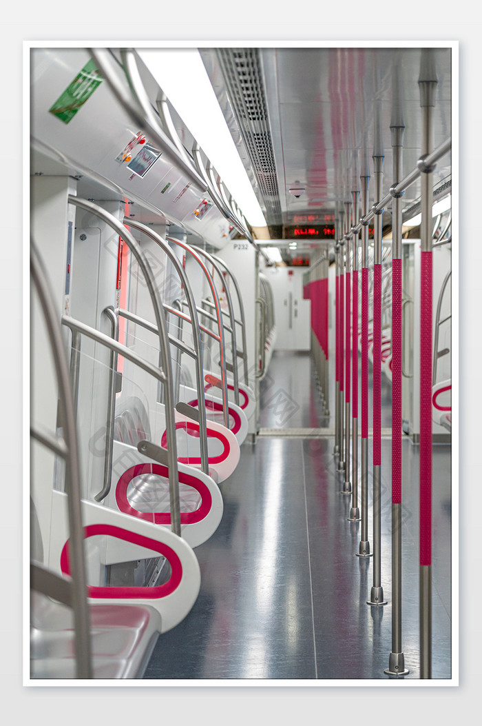 通勤出行城市交通工具地铁车厢摄影图片