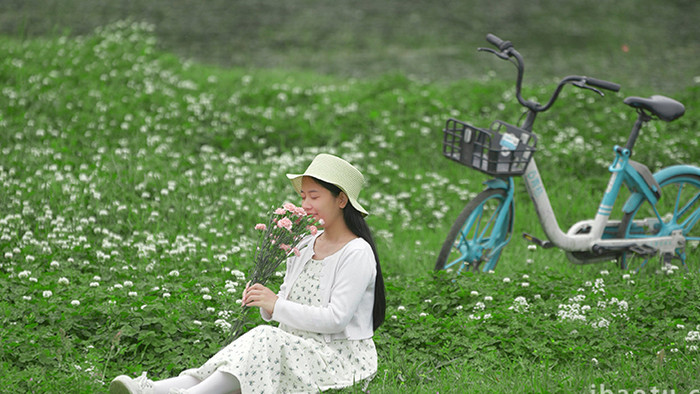 自然写真户外美女坐在花丛中视频素材4K