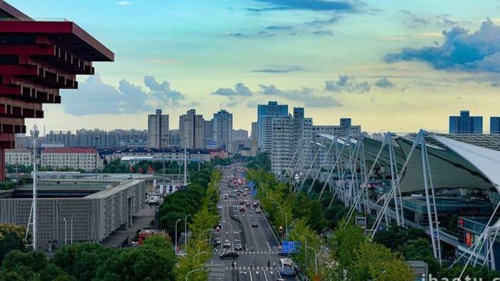上海城市道路车流蓝天白云延时摄影8k