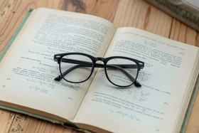 书本眼镜爱眼日爱护视力