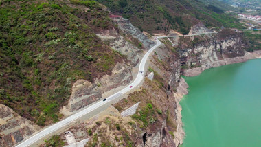 自然大气盘山公路车辆行驶风景航拍