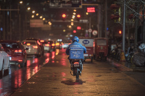 夜晚辛勤送外卖的外卖小哥的摄影图片