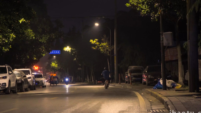 孤独冷清城市街道夜景行人孤独行走4K实拍