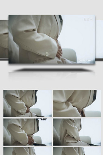 孤独氛围职业女性生理期用手捂肚子实拍视频图片