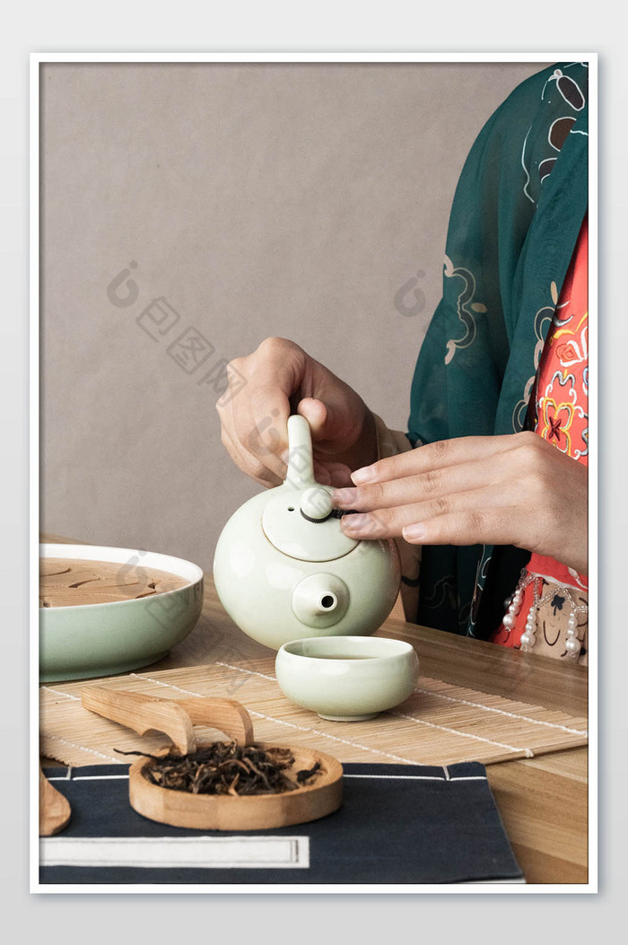 茶馆泡茶倒茶茶壶茶碗图片图片