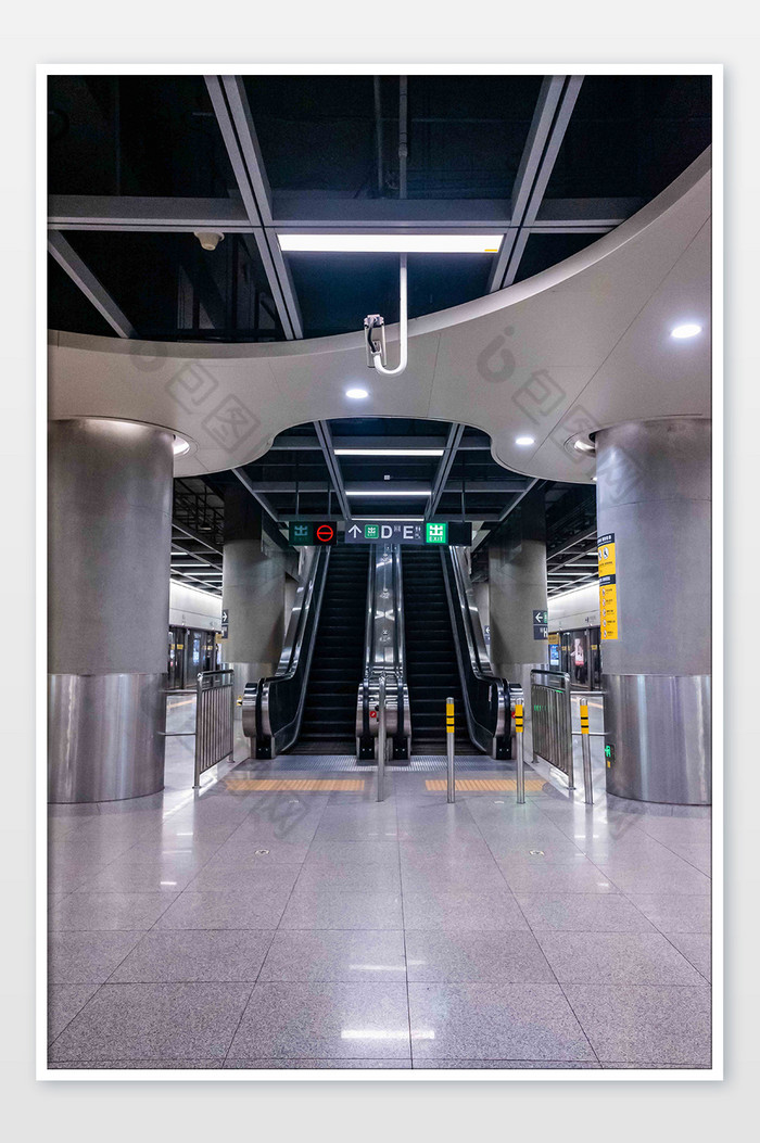 城市交通运输出行通勤地铁电梯摄影图图片图片