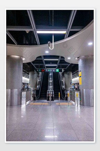 城市交通运输出行通勤地铁电梯摄影图图片