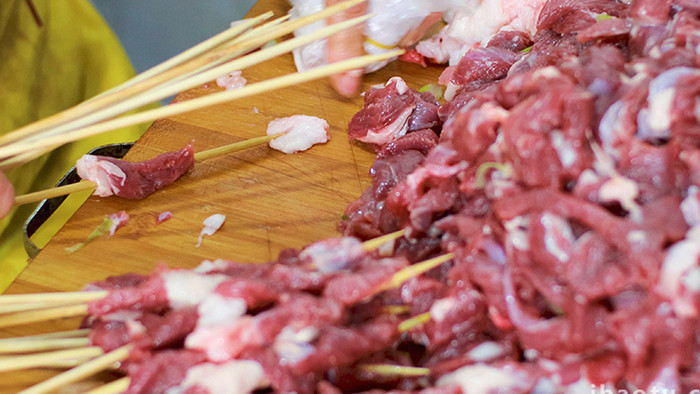 大量肉类烤串烤肉烧烤食物穿串制作实拍4K