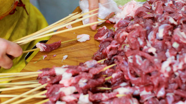 大量肉类烤串烤肉烧烤食物穿串制作实拍4K