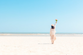 夏天海边文艺女生背影