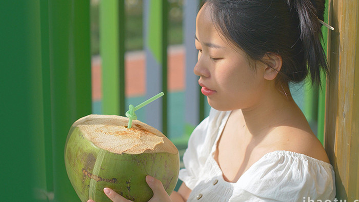 夏季美女喝椰子视频素材4K