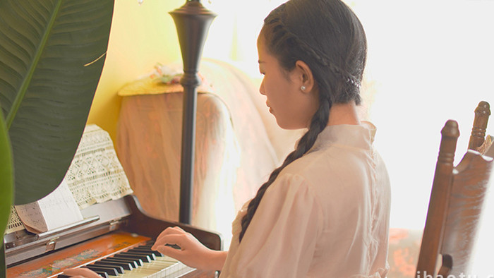 写真实拍唯美复古古风美女弹钢琴视频素材