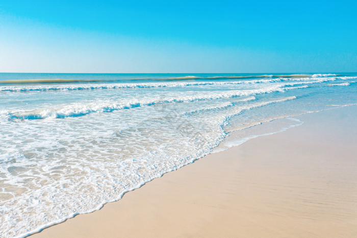 夏季大海海边沙滩图片