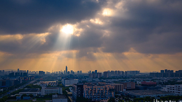 震撼暗黑风城市落日剪影丁达尔光线航拍视频