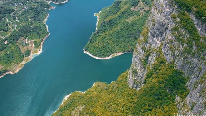 自然风景航拍野三峡喀斯特地貌悬崖峭壁实拍