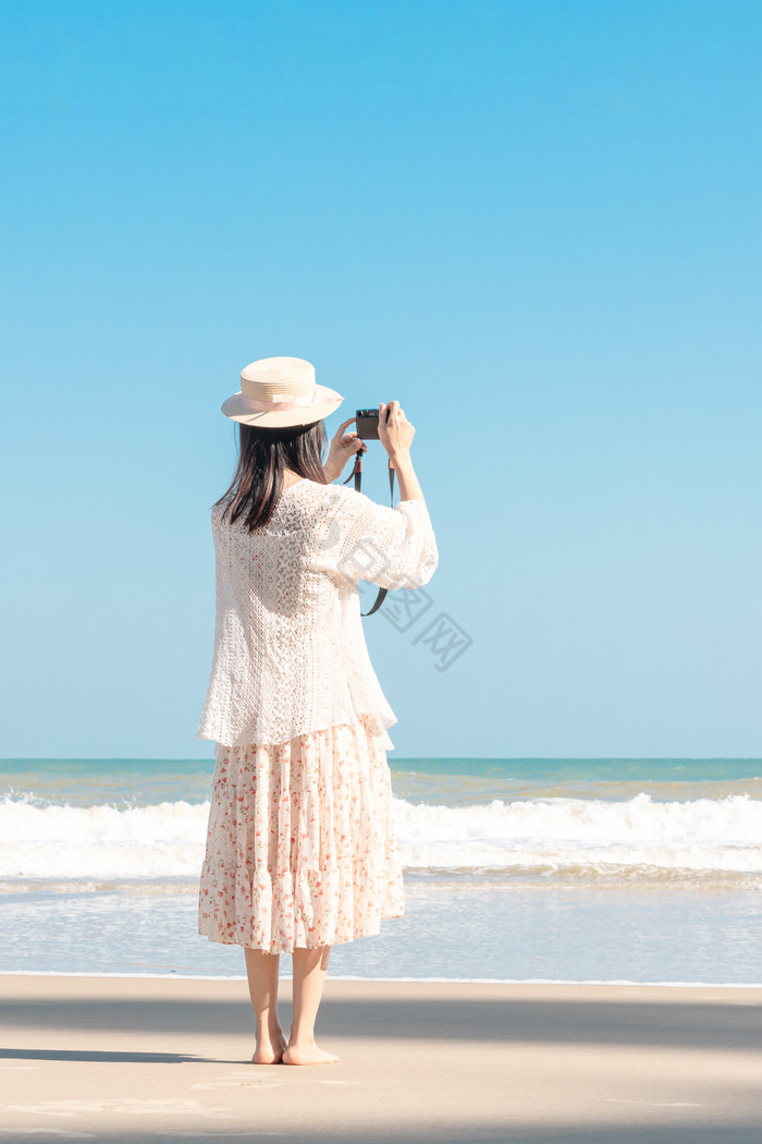 夏天海边文艺女生的背影图片