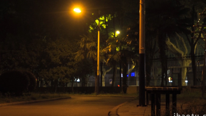 孤独冷清城市街道昏暗路灯4K实拍