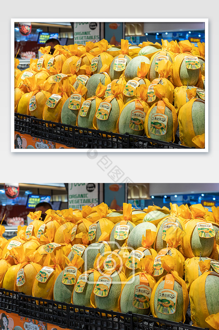 超市陈列的水果哈蜜瓜图片图片