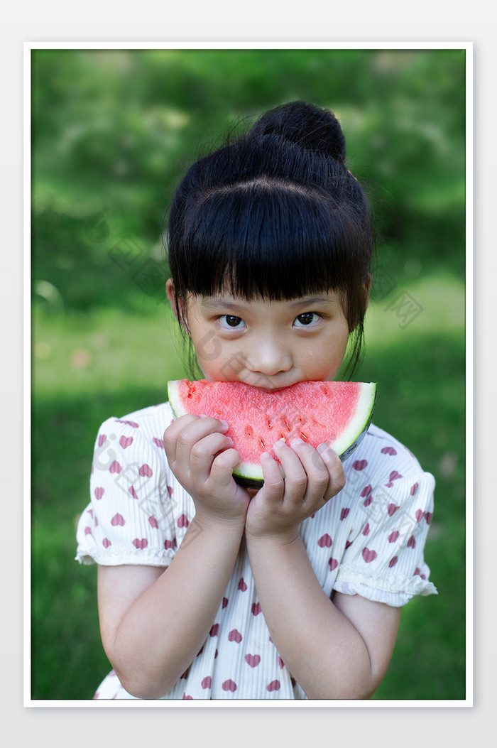 吃西瓜的小女孩人像图片图片