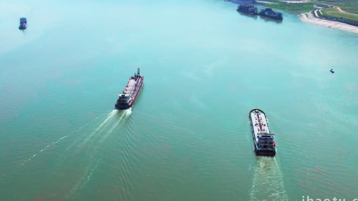 大气交通运输江上行驶的货轮船只航拍