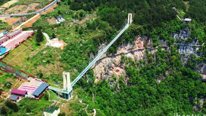 旅游震撼俯瞰惊险刺激玻璃吊桥航拍