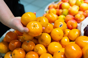 超市采购物资买橘子