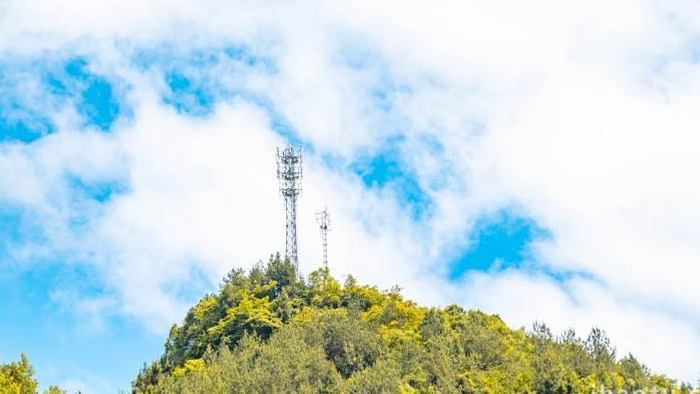 自然风光实拍山顶5G信号塔信号基站视频