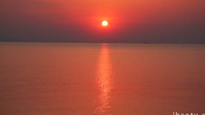 温暖治愈女孩海边看夕阳指尖透光实拍视频