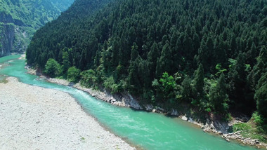 自然大气夏季山谷溪流河流风光航拍