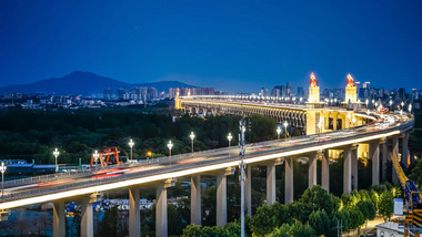 城市夜景南京长江大桥夜景车流8K延时