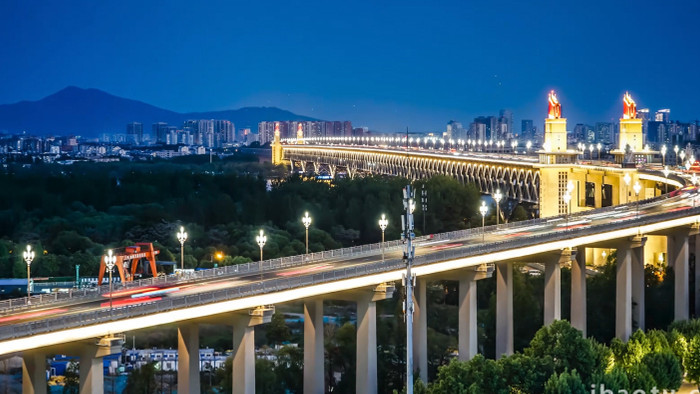 城市夜景南京长江大桥夜景车流8K延时