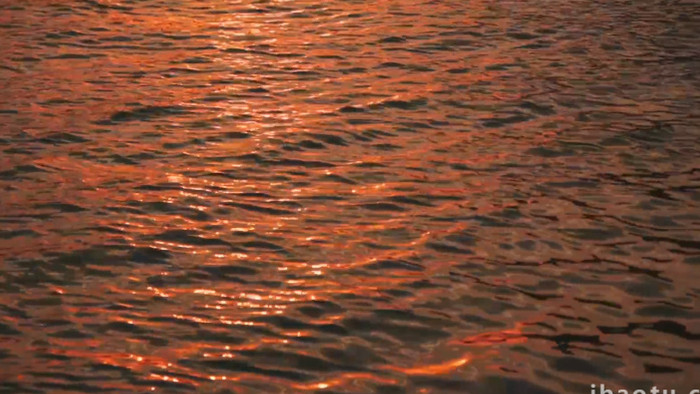 温暖治愈黄昏海边捕鱼人夕阳剪影实拍视频